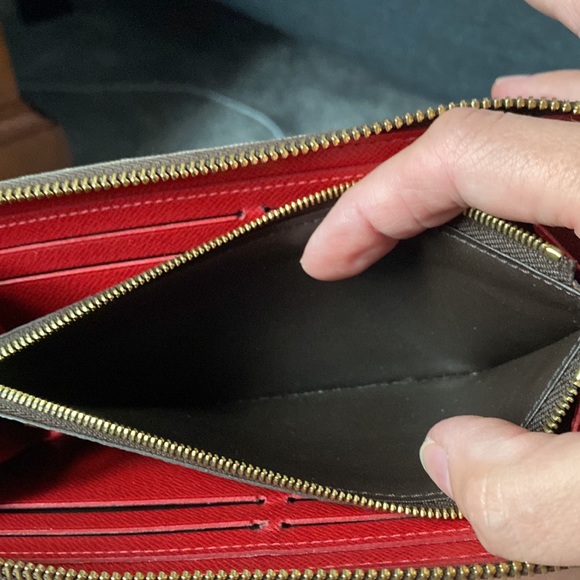 Louis Vuitton zip around wallet - Picture 8 of 8